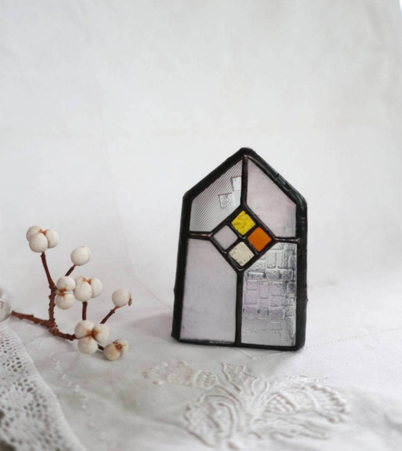 ステンドグラス窓の小さな家 〔葡萄色の屋根〕 4枚目の画像