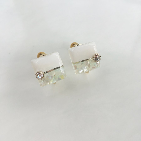 Square bi-color shell hoop pierce/earring 4枚目の画像