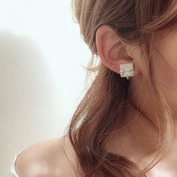 Square bi-color shell hoop pierce/earring 7枚目の画像