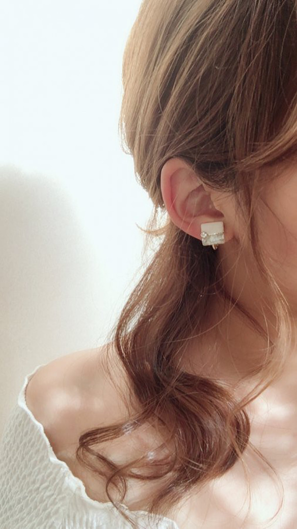 Square bi-color shell hoop pierce/earring 7枚目の画像