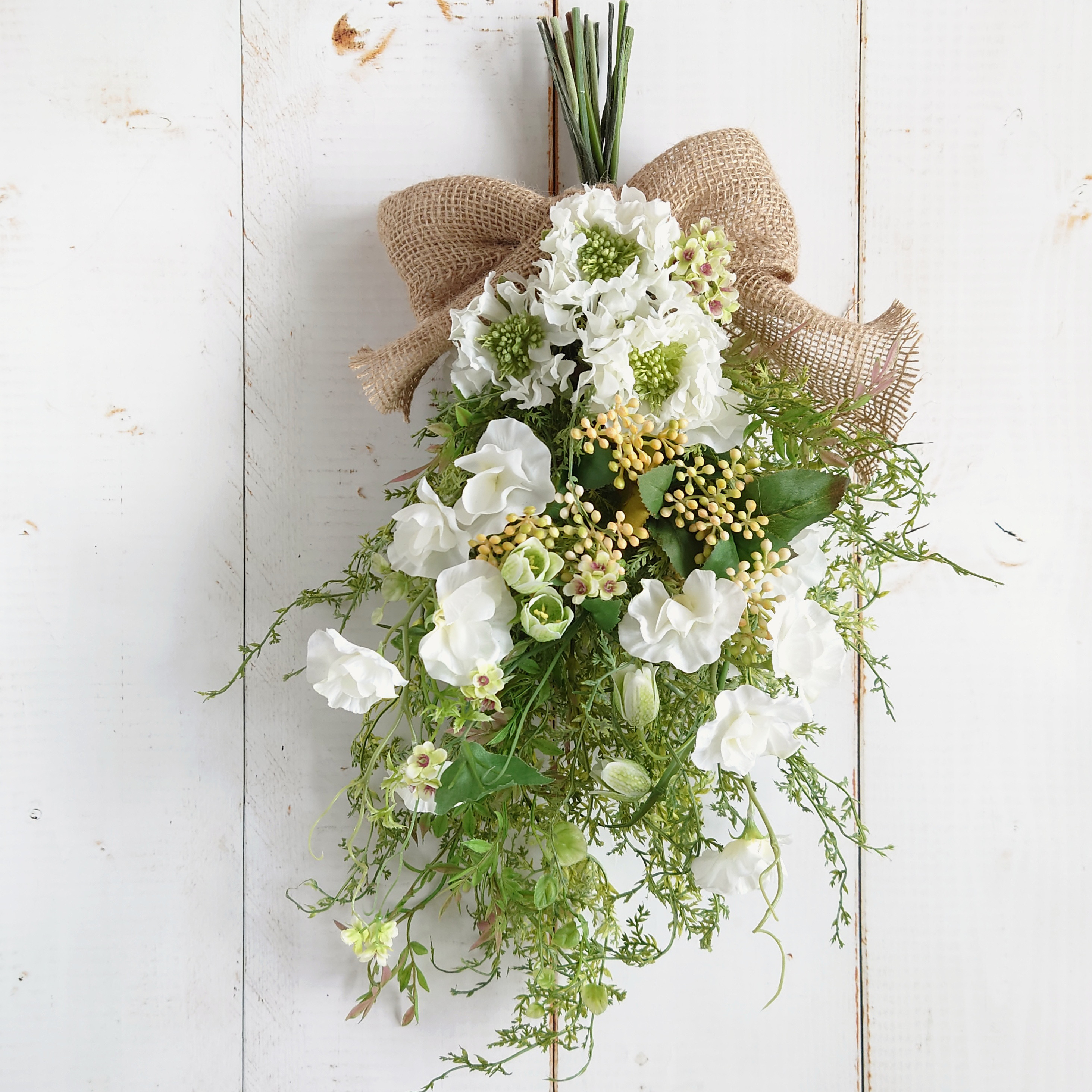 【Creema限定】スカビオサとグリーンのキャスケードスワッグ　ホワイト×グリーン