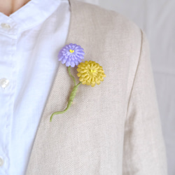 手染めの布花で彩る”染め花のコサージュ” a/パープル 1枚目の画像