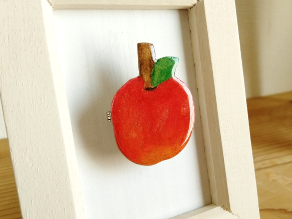飾れるブローチ「リンゴ」　手描き　水彩　※小さな木製額縁付き 3枚目の画像