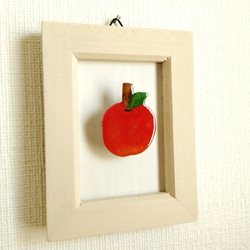 飾れるブローチ「リンゴ」　手描き　水彩　※小さな木製額縁付き 6枚目の画像