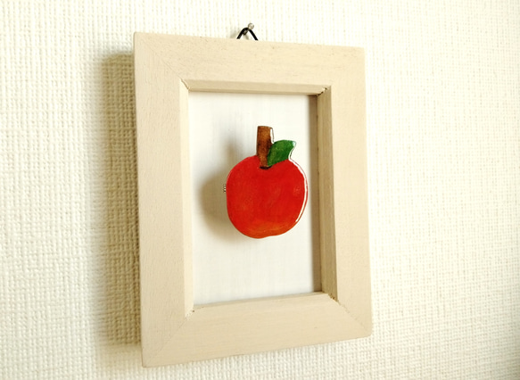 飾れるブローチ「リンゴ」　手描き　水彩　※小さな木製額縁付き 6枚目の画像