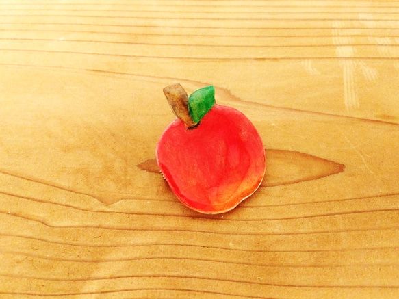 飾れるブローチ「リンゴ」　手描き　水彩　※小さな木製額縁付き 4枚目の画像