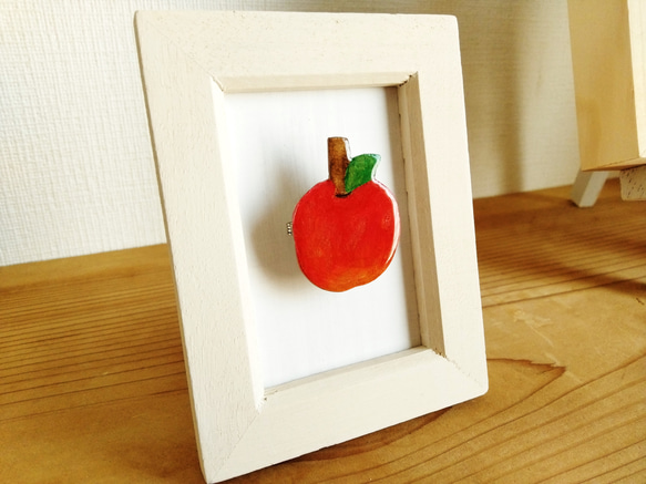飾れるブローチ「リンゴ」　手描き　水彩　※小さな木製額縁付き 2枚目の画像