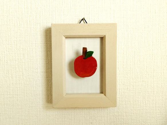 飾れるブローチ「リンゴ」　手描き　水彩　※小さな木製額縁付き 5枚目の画像