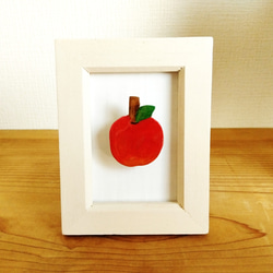 飾れるブローチ「リンゴ」　手描き　水彩　※小さな木製額縁付き 1枚目の画像
