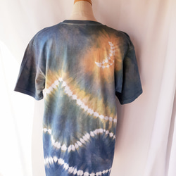 太陽と月の手染めのTシャツ・兼用XLサイズ（藍染＆ベンガラ染め） 7枚目の画像