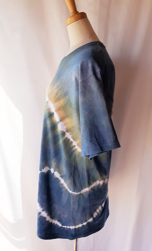 太陽と月の手染めのTシャツ・兼用XLサイズ（藍染＆ベンガラ染め） 8枚目の画像