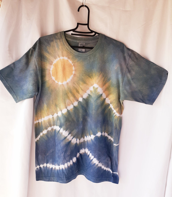 太陽と月の手染めのTシャツ・兼用XLサイズ（藍染＆ベンガラ染め） 2枚目の画像