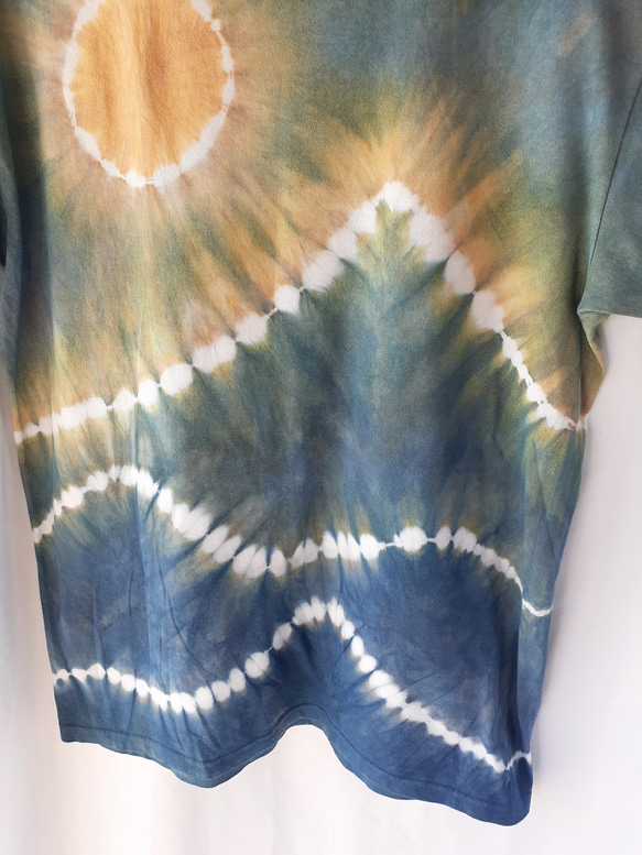 太陽と月の手染めのTシャツ・兼用XLサイズ（藍染＆ベンガラ染め） 4枚目の画像