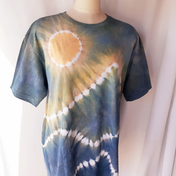 太陽と月の手染めのTシャツ・兼用XLサイズ（藍染＆ベンガラ染め） 13枚目の画像