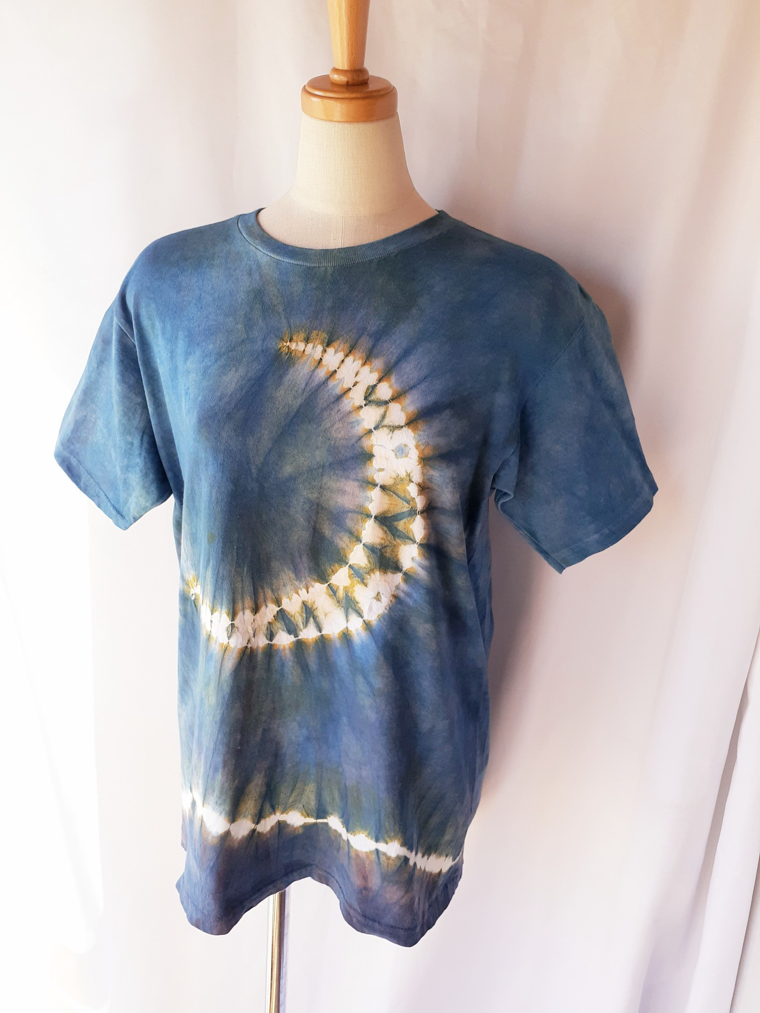 月と夜空の手染めTシャツ・兼用Mサイズ（藍染＆ベンガラ染め）
