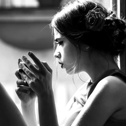 アートポスター モノクロ写真 窓辺のシルエット 影と光の芸術的表現 ヴィンテージ調 4808 8枚目の画像