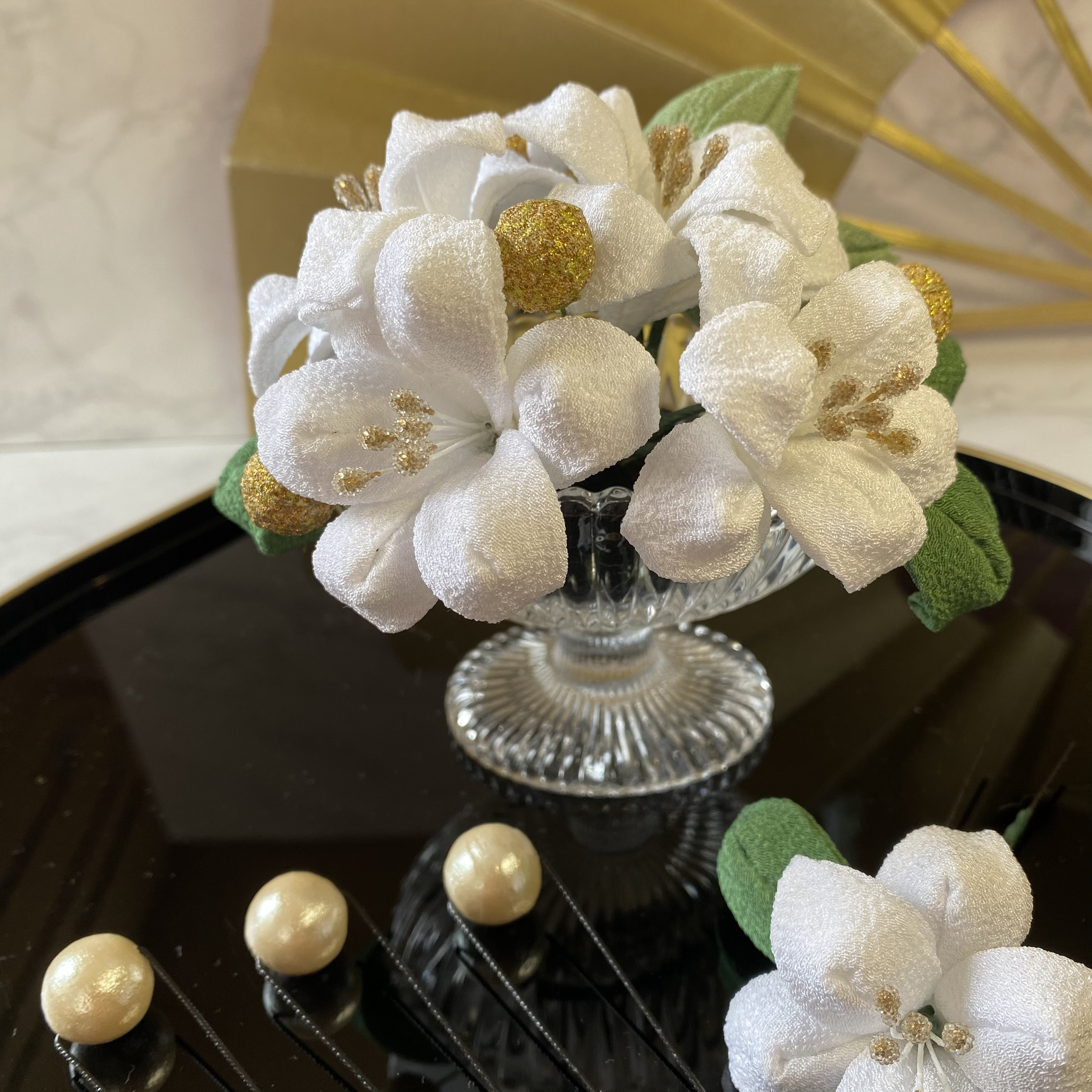 【凛(りん)】〈白百合のブーケ〉髪飾り 卒業式 袴 つまみ細工 結婚式 成人式 白 ヘッドドレス