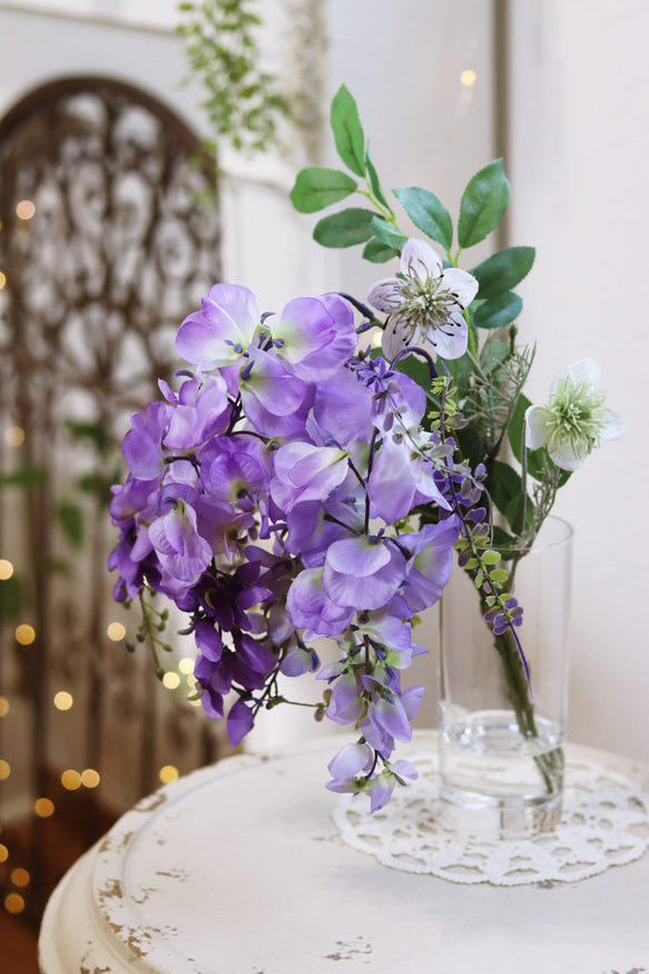 2色の藤とニゲラを束ねたブーケ ガラス花瓶付きアレンジ 水替え不要