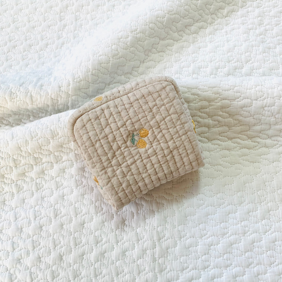 Sサイズ　Cherry beige minipouchミニポーチ　ヌビポーチ　ヌビ　イブル　さくらんぼ　コスメポーチ 2枚目の画像