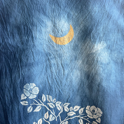 送料無料 " 椿の花の貴婦人 " 藍染コットンタペストリー 絞り染め 型摺り染 瓶　花　月 5枚目の画像