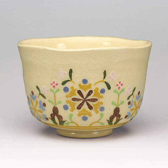 楽入窯絵柄のクリーム色抹茶碗