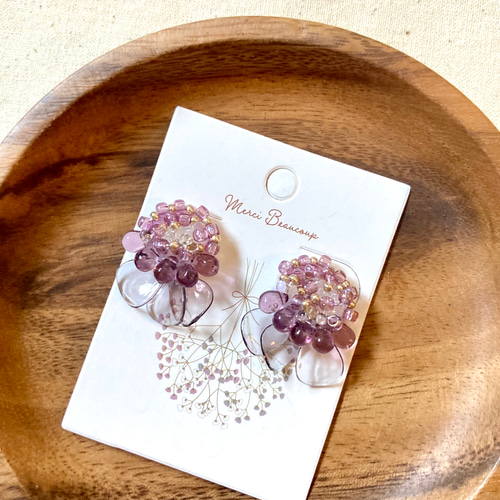 藤の花】パープルのビーズ刺繍ピアス イヤリング おしゃれ 花びら