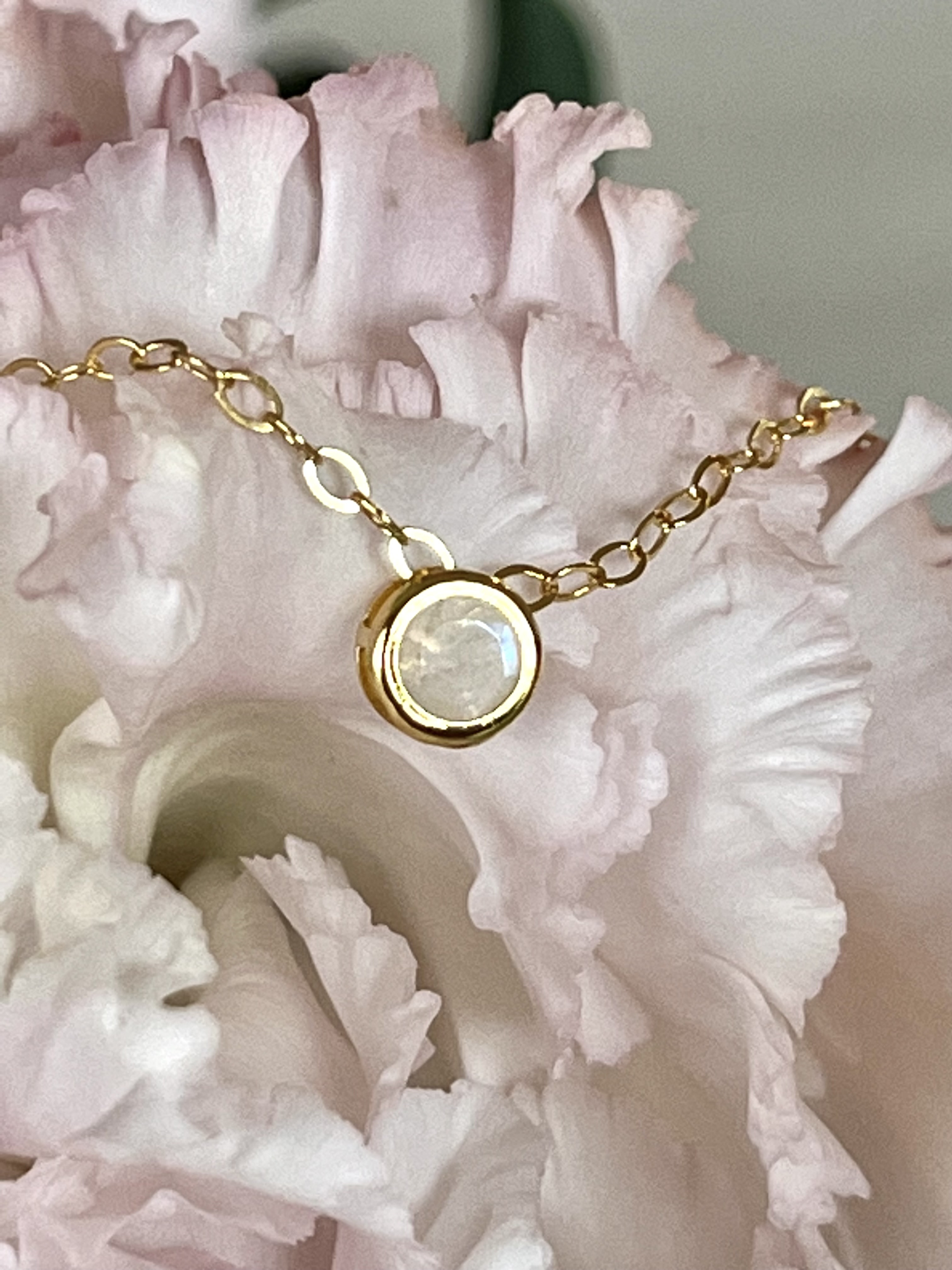 『６月誕生石』レインボームーンストーンのベゼルネックレス　14kgf