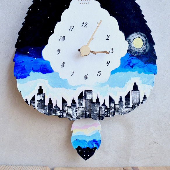 星月夜を胸に抱く猫のレギュラーサイズの時計 木製 振り子時計 掛け時計 4枚目の画像