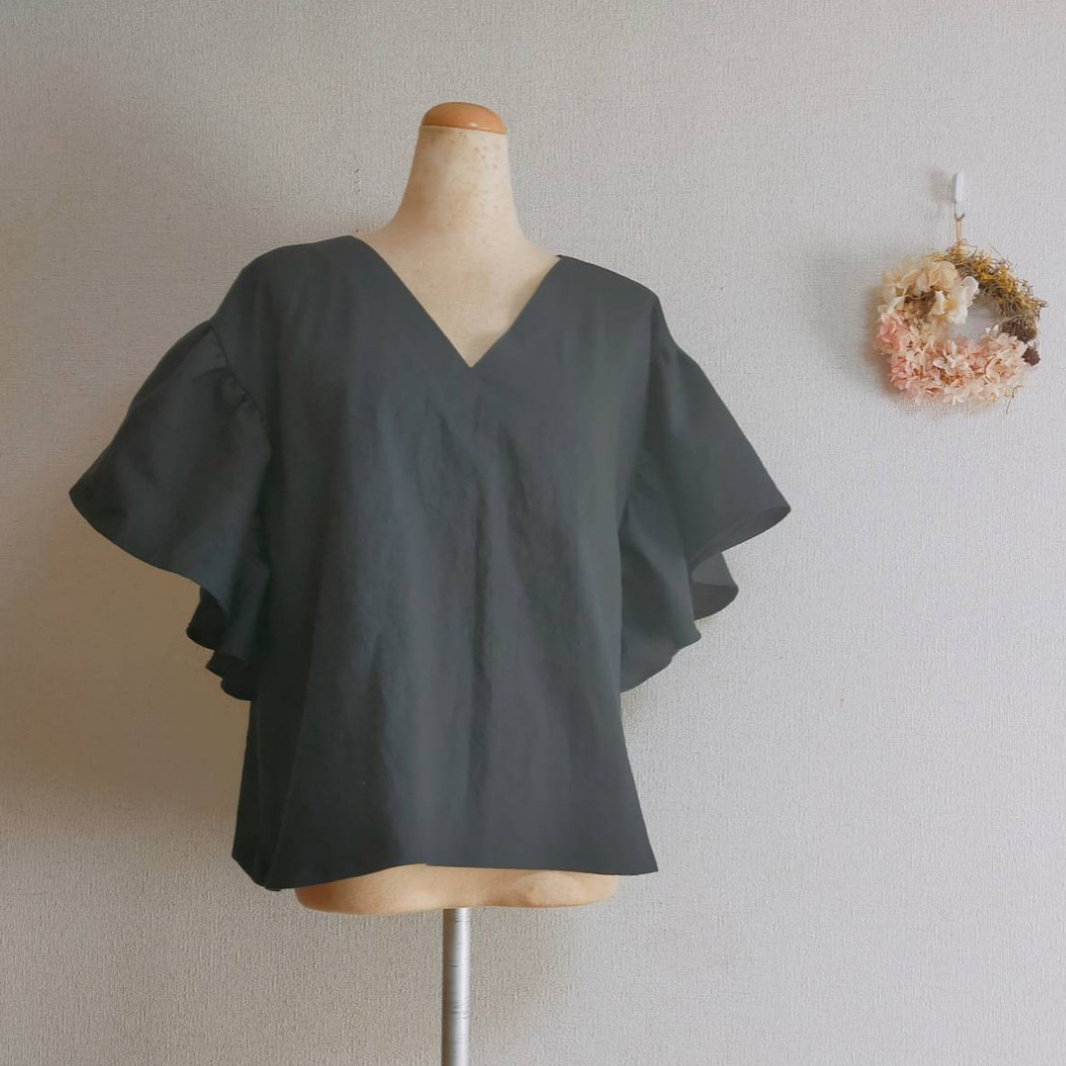 カラーが豊富❗コットンリネンの後ろリボンがかわいい大きなフリル袖のシャツ (Vネック)