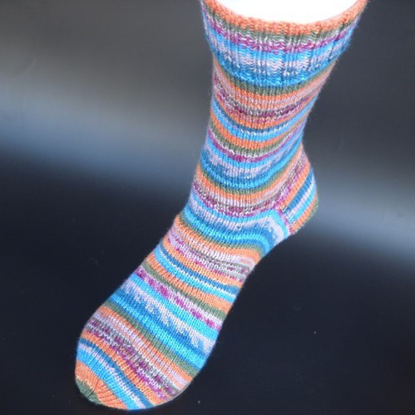 ＊半額セール＊  手編みの靴下　カシミア混の糸で編んだカラフル靴下（男性用） 1枚目の画像