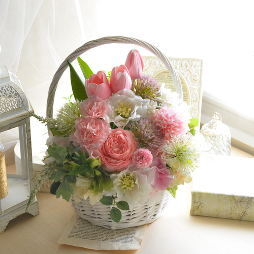 母の日バスケットアレンジ・やさしく上品なバラとチューリップのかごに