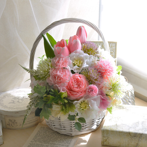 母の日バスケットアレンジ・やさしく上品なバラとチューリップのかごに