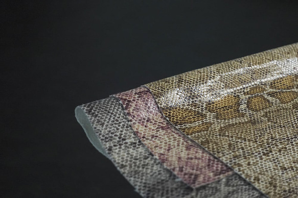 【Wパイソン】　蛇柄　ニシキヘビ　錦蛇　アニマル　エナメル　光沢　キラキラ　合成皮革　合皮　日本製　国産　カラフル 2枚目の画像