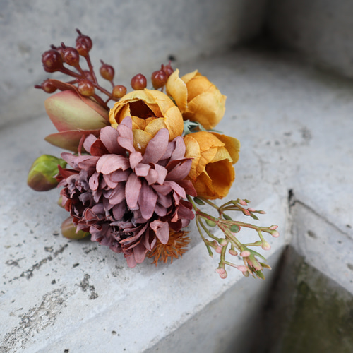 大人ピンクとテラコッタの胡蝶蘭やアンスリウムを束ねた品のあるブーケ