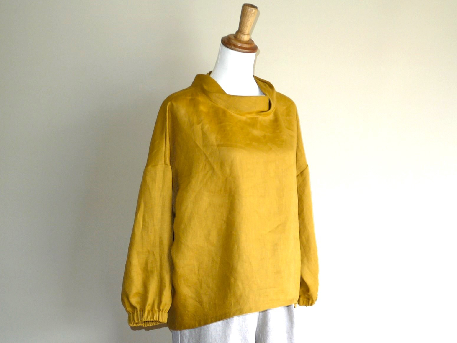 リネン◇ツイストカラーのふんわりプル　長袖◇マスタード◇フリーサイズ（リネン100％、ブラウス）