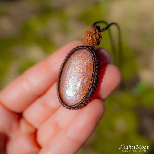 恋愛・結婚・子宝のお守り！極上ピーチムーンストーンとルドラクシャの