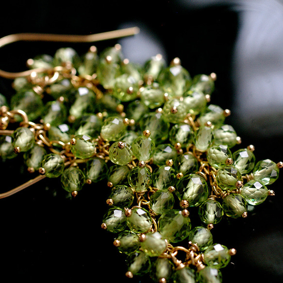 yamabudo : Peridot（earring） ペリドットを山葡萄のように束ねた耳飾り 4枚目の画像