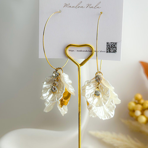 ホワイトフラワーの花びらが揺れ ゴールドの花びらとジルコニアが