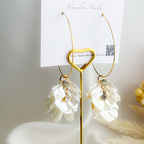 ホワイトフラワーの花びらが揺れ ゴールドの花びらとジルコニアが