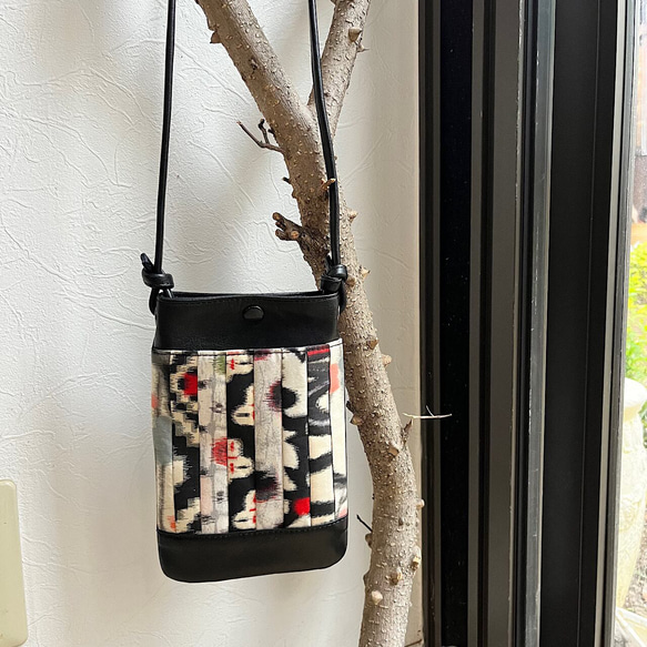 スマホポシェット（黒の革＋銘仙の古布パッチワーク）No.01014-07  