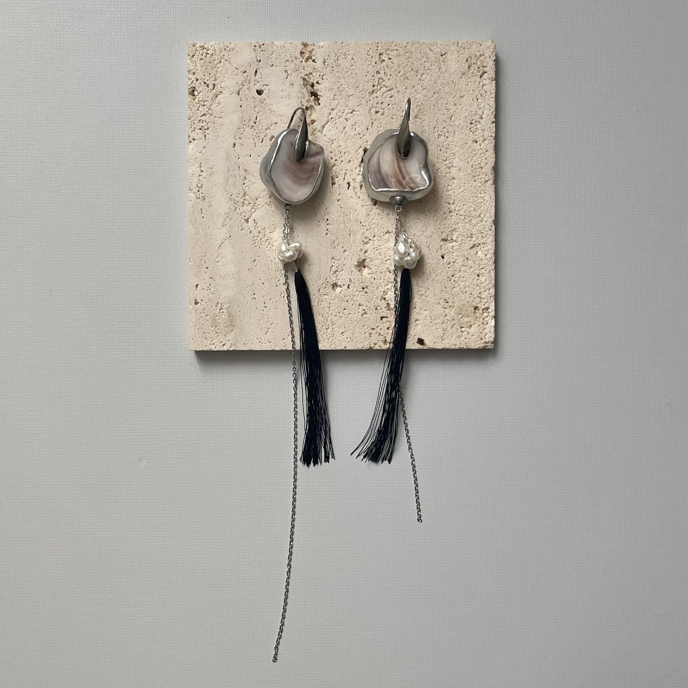 牡蠣殻×銀継ぎ　淡水パール付きタッセル&チェーン　フックピアス　サージカルステンレス　オイスターシェル　貝殻