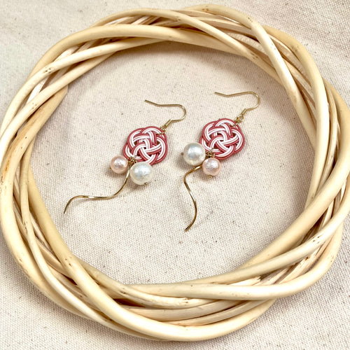 水引アクセサリー 華やかに揺れる 梅結びとコットンパールのピアス