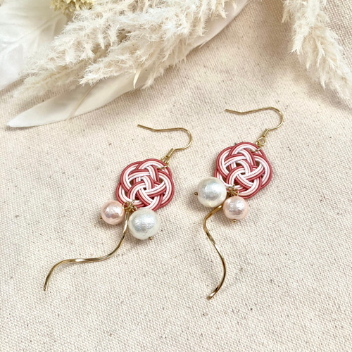 水引ピアス(イヤリング)　梅結びとコットンパール　ハンドメイド　水引アクセサリー 水引アクセサリー 華やかに揺れる 梅結びとコットンパールのピアス