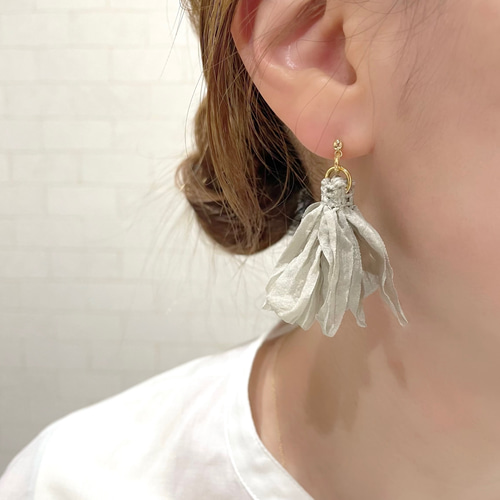 くすみカラー ふんわり軽い大人のシフォンタッセル ピアス