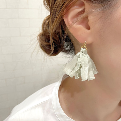 くすみカラー ふんわり軽い大人のシフォンタッセル ピアス