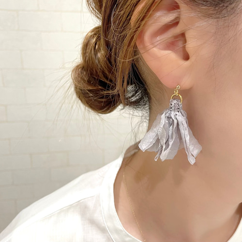 くすみカラー ふんわり軽い大人のシフォンタッセル ピアス