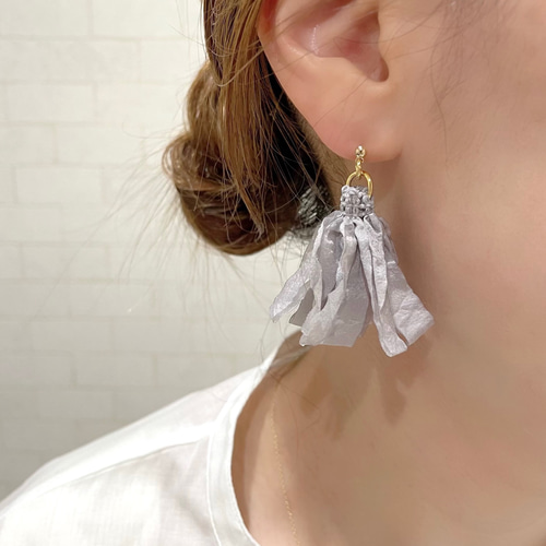 全35色ꕤ︎︎ボンボンピアス イヤリング 軽い大ぶり シンプル KIKIKAZARI くすみカラー ふんわり軽い大人のシフォンタッセル ピアス