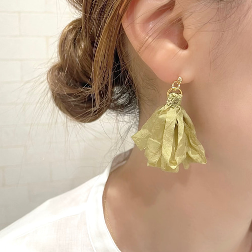 くすみカラー ふんわり軽い大人のシフォンタッセル ピアス