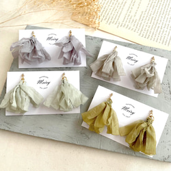 くすみカラー ふんわり軽い大人のシフォンタッセル ピアス