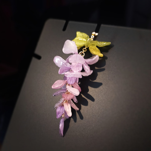 生花細工】【受注制作】本物のお花 藤の房の揺れる耳飾り ピアス 